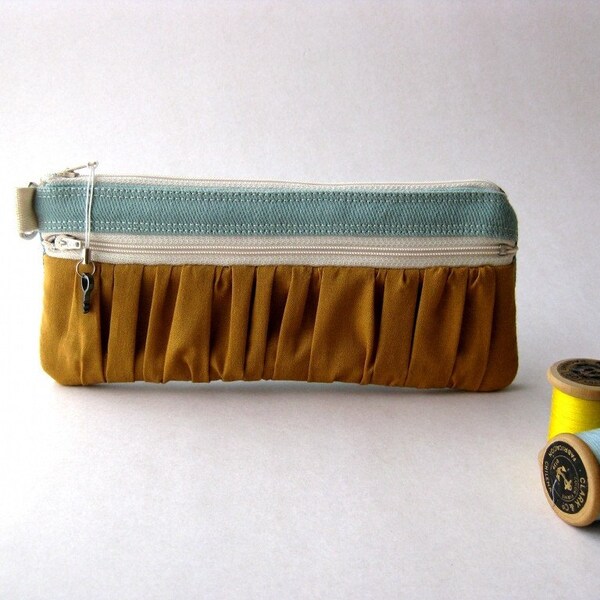 The True Romantic Pouch in light blue/mustard