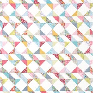 Könnte beinhalten: Ein Steppdecke mit einem sich wiederholenden geometrischen Muster aus weißen Dreiecken, die sich mit bunten gemusterten Dreiecken in Rosa-, Gelb-, Blau- und Grautönen abwechseln und ein strukturiertes, mehrfarbiges Gitterdesign bilden.