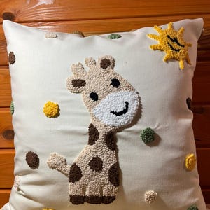 Funda de almohada bordada con jirafa hecha a mano – 43 x 43 cm – Decoración de guardería de safari
