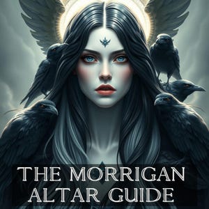 Könnte beinhalten: Eine digitale Illustration einer Frau mit langen dunklen Haaren und blauen Augen. Sie ist von Raben umgeben und hat einen Heiligenschein hinter sich. Der Text "THE MORRIGAN ALTAR GUIDE" befindet sich am unteren Rand des Bildes.