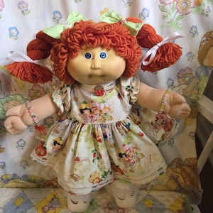 Robe Cabbage Patch Hm 1 de 1984, inspirée de la fraise des bois et confectionnée sur mesure.