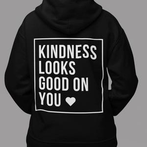 Freundlichkeit sieht gut auf Ihnen aus Hoodie - Inspirierendes Back Design Sweatshirt - Positive Vibes Hoodie