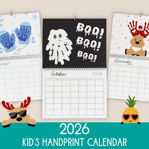Puede incluir: Calendario de huellas de manos para niños de 2026. Presenta enero con huellas de manos de mitones azules, octubre con una huella de mano de fantasma blanco y diciembre con una huella de mano de reno. Encuadernación en espiral.