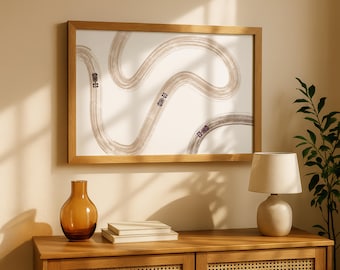 Op de afbeelding: Een ingelijste print met een kronkelende racebaan met drie kleine paarse raceauto's. De print zit in een licht houten frame en hangt boven een houten kast met een lamp, boeken en een decoratieve vaas.
