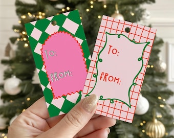 Puede incluir: Dos etiquetas de regalo navideñas. Una es verde con un patrón de cuadros rosas y blancos, la otra es rosa con una cuadrícula roja. Ambas tienen un centro rosa con las palabras "To:" y "From:"