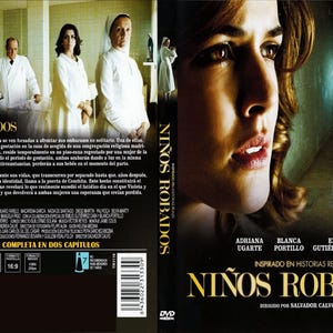 Könnte beinhalten: DVD-Cover für die spanischsprachige Miniserie "Niños Robados" (Gestohlene Kinder). Das Cover zeigt eine Nahaufnahme eines Frauen Gesichts mit einem traurigen Ausdruck. Der Titel der Miniserie ist in großen, fetten Buchstaben am unteren Rand des Covers geschrieben. Der Text "Inspirado en historias reales" (Inspiriert von wahren Geschichten) ist in kleineren Buchstaben über dem Titel geschrieben.
