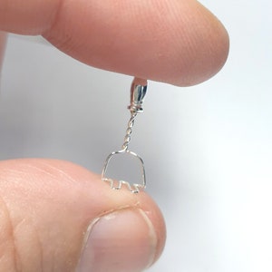Peut inclure: Un outil de jardin miniature en argent avec une poignée torsadée et une fourche à quatre dents.