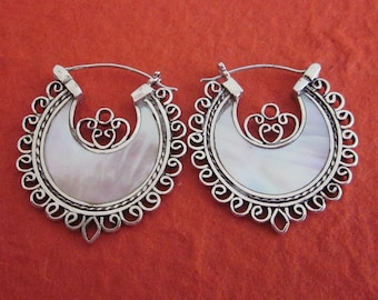 Balinese Sterling Silver White Mother of Pearl Hoop Earrings / Bali handmade art jewelry / silver 925 /(#39m)