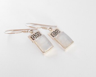 Bali Silver sterling moonstone gemstone  earrings / silver 925 / Balinese jewelry art / 3 cm long / (#346E) N
