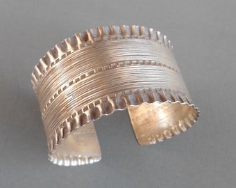 Vintage hammered Silver hill tribe Hmong bangle /  Tribal handmade jewelry / unique bracelet from 1990's N