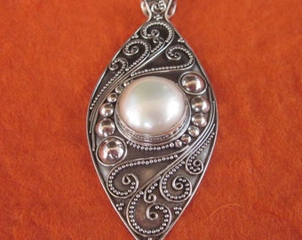 Balinese sterling silver white Mabe Pearl Pendant / silver 925 / Bali handmade art jewelry / granulation art / (#5pm)