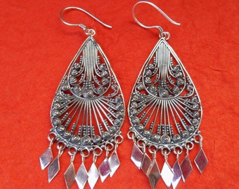 Boucles d'oreilles pendantes balinaises en argent sterling / 2,50 pouces de long / Bijoux artistiques faits main à Bali / Argent 925 / (#156e)