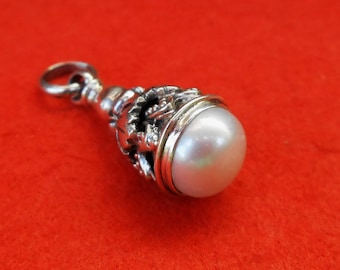 Balinese Sterling Silver white mabe pearl pendant / silver 925 / Bali  handmade jewelry / 0.90 inch long /(#623m)