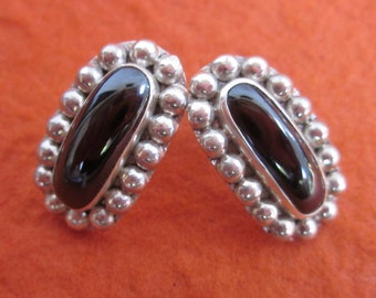 Elegant Black Onyx Sterling Silver stud Earrings / Bali handmade jewelry art / silver 925 / 1 inch / (#106m)