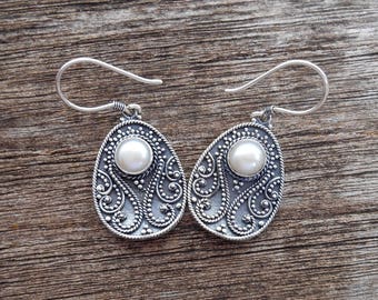 Silver sterling white Pearl dangle Earrings / 1.50 inch long / silver 925 / Bali handmade Jewelry /(#106ez)