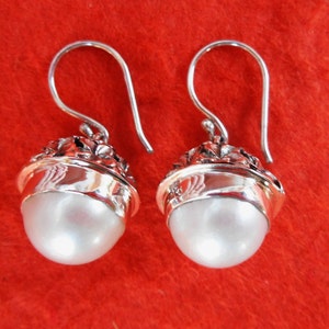 Striking Balinese Sterling Silver white Mabe ocean Pearl Dangle Earrings / silver 925 / (#12m)