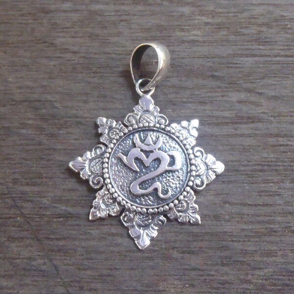 Balinese sterling Silver Om Mantra pendant charm amulet / silver 925 / Bali amulet jewelry / 1 inch diameter /  (#21p)