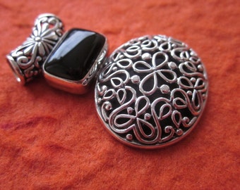Balinese sterling Silver Onyx Pendant / silver 925 / Bali handmade jewelry / black onyx / (#95m)