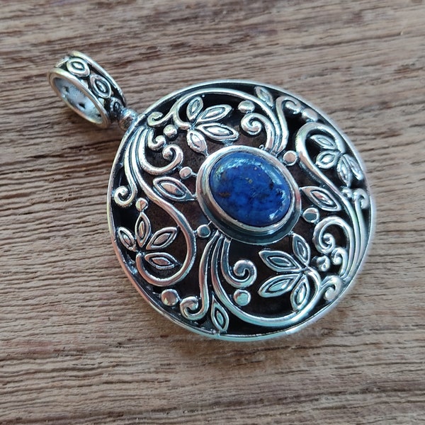 Balinese sterling Silver royal blue Lapis Lazuli gemstone Pendant / silver 925 / Bali art jewelry / 1.25 inch diameter / (#98m)
