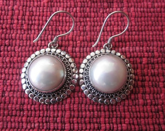 Awesome Sterling Silver ocean Pearl Mabe Earrings / 1.50 inch long / White Mabe Pearl / Bali handmade jewelry / silver 925 / (#16em)