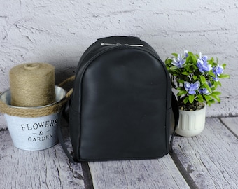 Le Donne Leather Collection U Zip Mini Backpack Purse  display picture 3