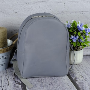 Mochila pequeña de cuero compacta, mochila de mujer hecha a mano, bolso de hombro grabado, cartera de cuero personalizada, bolso de mano con asa superior ajustable