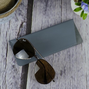 Funda de cuero hecha a mano para gafas, funda suave para gafas, estuche personalizado para gafas de sol, soporte personalizado para él o ella, accesorio de viaje fino