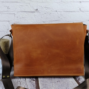Men&#39;s leather crossbody, handmade leather satchel, rugged travel messenger, padded laptop bag, personalized work tote