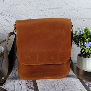Bolso bandolera de cuero hecho a mano para hombre, bolso de pecho personalizado, bolso de hombro resistente, bolso compacto vintage, regalo personalizado para él