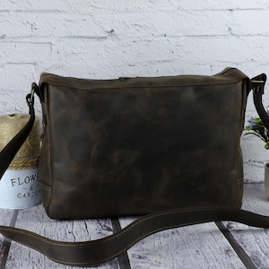Sac à bandoulière en cuir pour homme, sacoche en cuir faite main, messager de voyage durable, sac de travail en cuir personnalisé, fourre-tout élégant de tous les jours