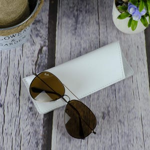 Funda de cuero personalizada para gafas, estuche para gafas de sol hecho a mano, soporte personalizado para gafas, estuche de cuero suave para gafas, regalo para él o para ella