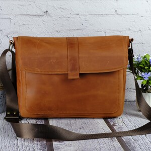 Bolso de cuero para hombre hecho a mano, bandolera personalizada, cartera grabada para el trabajo, bandolera de hombro, bolso de mano de cuero duradero, bolso versátil para hombre.