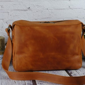Men&#39;s leather crossbody, handmade leather satchel, rugged travel messenger, personalized work bag, stylish everyday tote