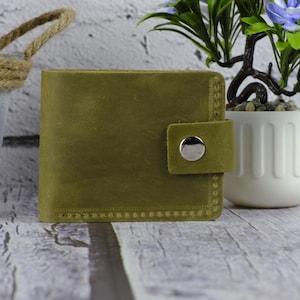 Kompakte handgemachte Lederbrieftasche, Druckknopf zweifach faltbar, personalisierter Kartenhalter mit Scheintasche, Geschenkidee für ihn