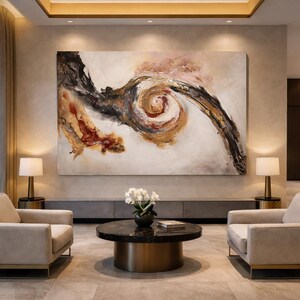 Puede incluir: Una gran pintura abstracta rectangular con trazos giratorios de pintura negra, dorada y roja oscura sobre un fondo crema, exhibida en una pared sobre una consola gris baja, dos sillones beige y una mesa de centro redonda de piedra oscura.