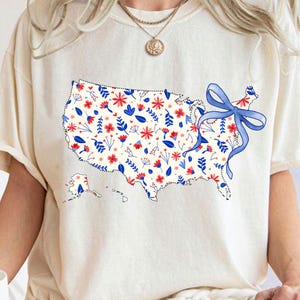 Mapa de Estados Unidos con lazo (Png), 4 de julio (Png), EE. UU. floral (Png), mapa chinoiserie de EE. UU. (Png), chica estadounidense, Día de la Independencia (Png), camiseta moderna del 4 de julio