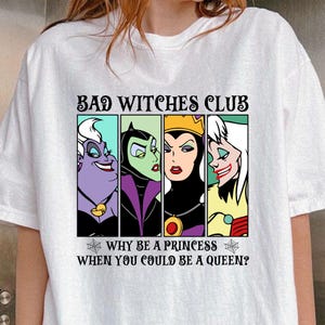 Puede incluir: Camiseta blanca con un estampado gr&aacute;fico de cuatro villanas de Disney, &Uacute;rsula, Mal&eacute;fica, la Reina Malvada y Cruella de Vil. El texto dice "Bad Witches Club" y "&iquest;Por qu&eacute; ser una princesa cuando puedes ser una reina?"
