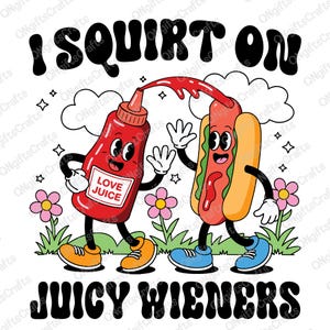 Op de afbeelding: Een cartoonillustratie van een ketchupfles en een hotdog met gezichten. De ketchupfles giet ketchup op de hotdog. De tekst "I SQUIRT ON JUICY WIENERS" is geschreven in een retro-lettertype.