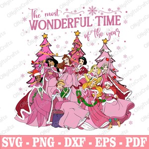 Puede incluir: Un gráfico digital con varias princesas con vestidos rosas y atuendos de invierno, de pie frente a árboles de Navidad rosas. El texto dice "The most wonderful time of the year".
