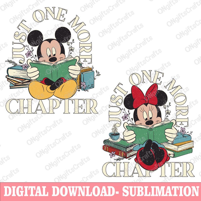 Op de afbeelding: Een digitaal downloadbaar sublimatieontwerp met Mickey en Minnie Mouse die boeken lezen. Het ontwerp bevat de tekst "Just One More Chapter" en een stapel boeken met bloemen.