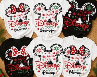 Puede incluir: Seis camisetas de manga corta con diseños de Disney. Las camisetas son blancas y negras, con orejas de Mickey Mouse, copos de nieve y el texto "Disney 2025" con títulos familiares como "Abuela" y "Mamá". El lazo de Minnie Mouse es rojo con lunares blancos.