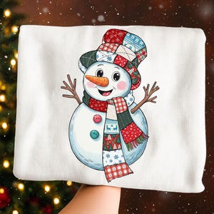 Puede incluir: Un diseño de muñeco de nieve blanco sobre un fondo blanco. El muñeco de nieve tiene una nariz de zanahoria, brazos de ramitas y un sombrero y bufanda de retazos coloridos. La bufanda presenta patrones y colores festivos, incluyendo rojo, verde y azul.