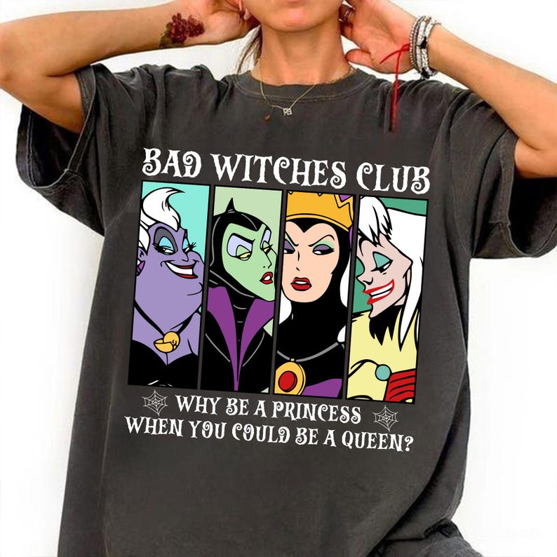 Puede incluir: Una camiseta negra con un gr&aacute;fico de estilo vintage que presenta cuatro personajes de villanos de Disney: &Uacute;rsula, Mal&eacute;fica, la Reina Malvada y Cruella de Vil. El texto dice "Bad Witches Club" y "&iquest;Por qu&eacute; ser una princesa cuando puedes ser una reina?"