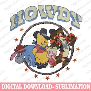 以下が含まれることがあります： デジタルダウンロード。西部劇風フォントで「HOWDY」の文字。カウボーイハットをかぶったプーさん、ティガー、ピグレット、イーヨーがロープの円と赤い星に囲まれています。「DIGITAL DOWNLOAD - SUBLIMATION」の文字が下にあります。