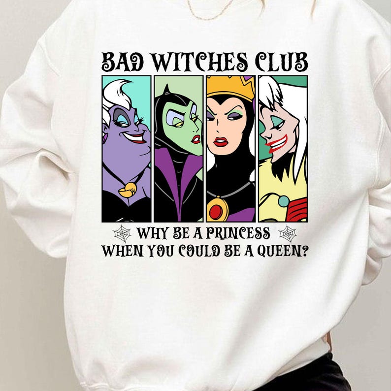 Puede incluir: Sudadera blanca con un estampado gr&aacute;fico de cuatro villanas de Disney, &Uacute;rsula, Mal&eacute;fica, la Reina Malvada y Cruella de Vil. El texto dice "Bad Witches Club" y "Why be a princess when you could be a queen?"
