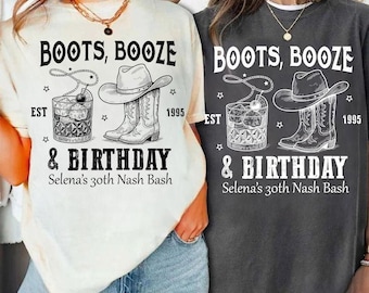 Peut inclure: Deux t-shirts, un crème et un charbon de bois, avec un graphisme. Le motif comprend le texte "BOOTS, BOOZE & BIRTHDAY" avec un chapeau de cowboy, des bottes et un verre à cocktail. Le texte "EST 1995" et "Selena's 30th Nash Bash" sont également inclus.