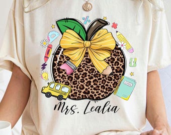 Profesor personalizado de regreso a clases (Png), profesor con manzana y leopardo (Png), primer día de clases (Png), agradecimiento al profesor (Png), vida docente (Png)