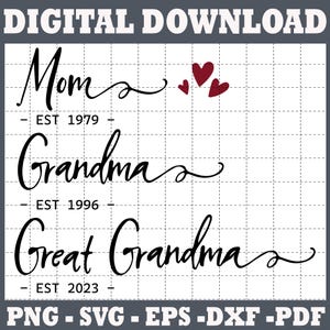 Könnte beinhalten: Schwarz-weißes Text-Grafikdesign mit den Worten "Mom - EST 1979", "Grandma - EST 1996" und "Great Grandma - EST 2023". Drei rote Herzen befinden sich in der oberen rechten Ecke des Designs.