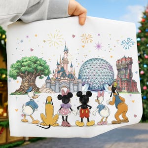 Può includere: Una stampa bianca con personaggi Disney e punti di riferimento iconici del parco. Paperino, Pluto, Minnie, Topolino, Paperina e Pippo sono raffigurati di fronte al castello di Cenerentola, Spaceship Earth e la Torre del Terrore.