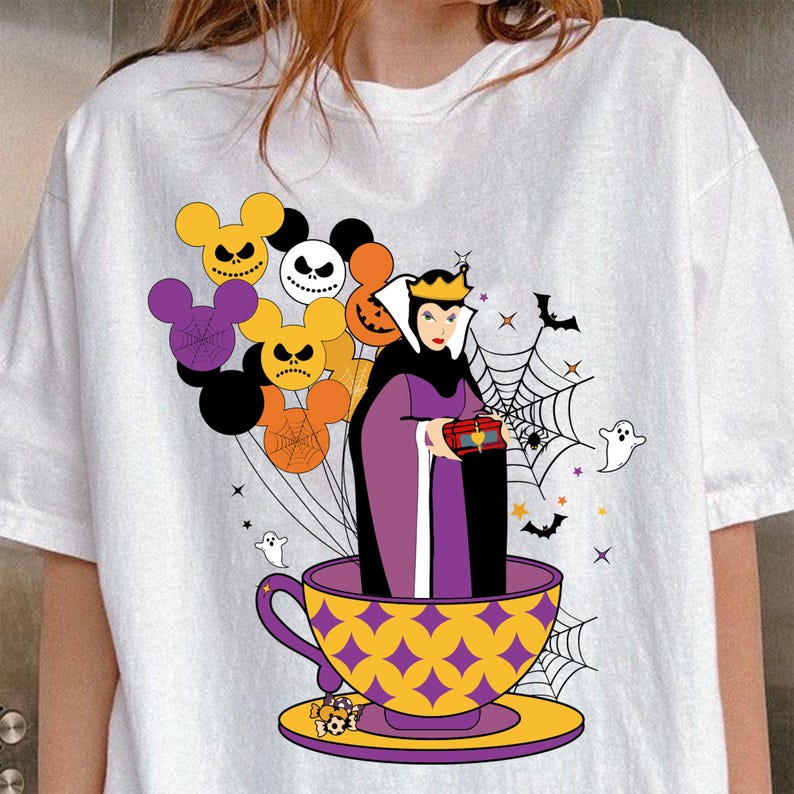 Pu&ograve; includere: T-shirt bianca con grafica a tema Halloween. Il design presenta una regina in una tazza da t&egrave;, circondata da palloncini di Topolino e Jack Skellington, pipistrelli, ragnatele e fantasmi. I colori sono viola, giallo, nero e arancione.